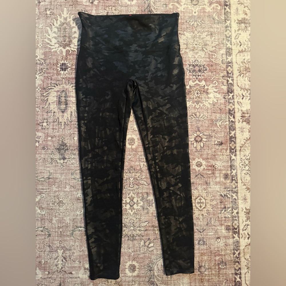 SPANX Faux Leather Black Camo Leggings Size XL - Picture 1 of 2